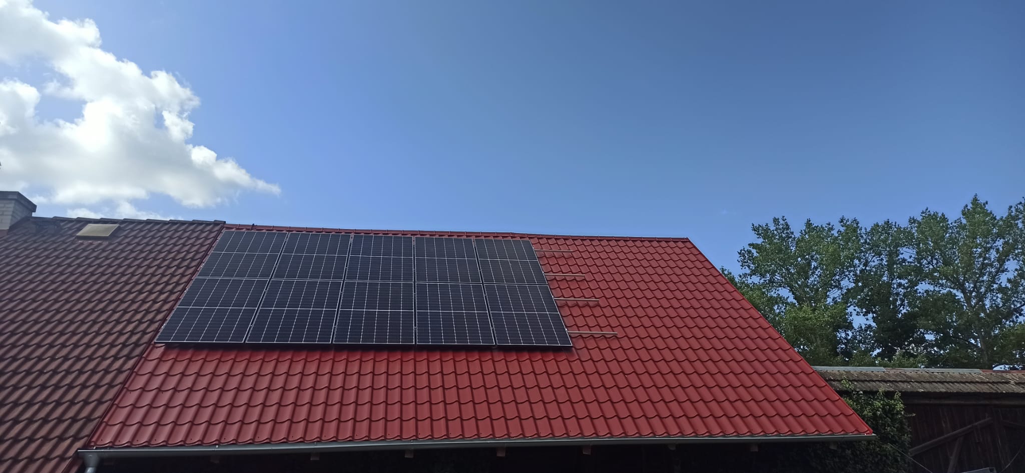 Fotovoltaické panely na střeše domu ve Středočeském kraji
