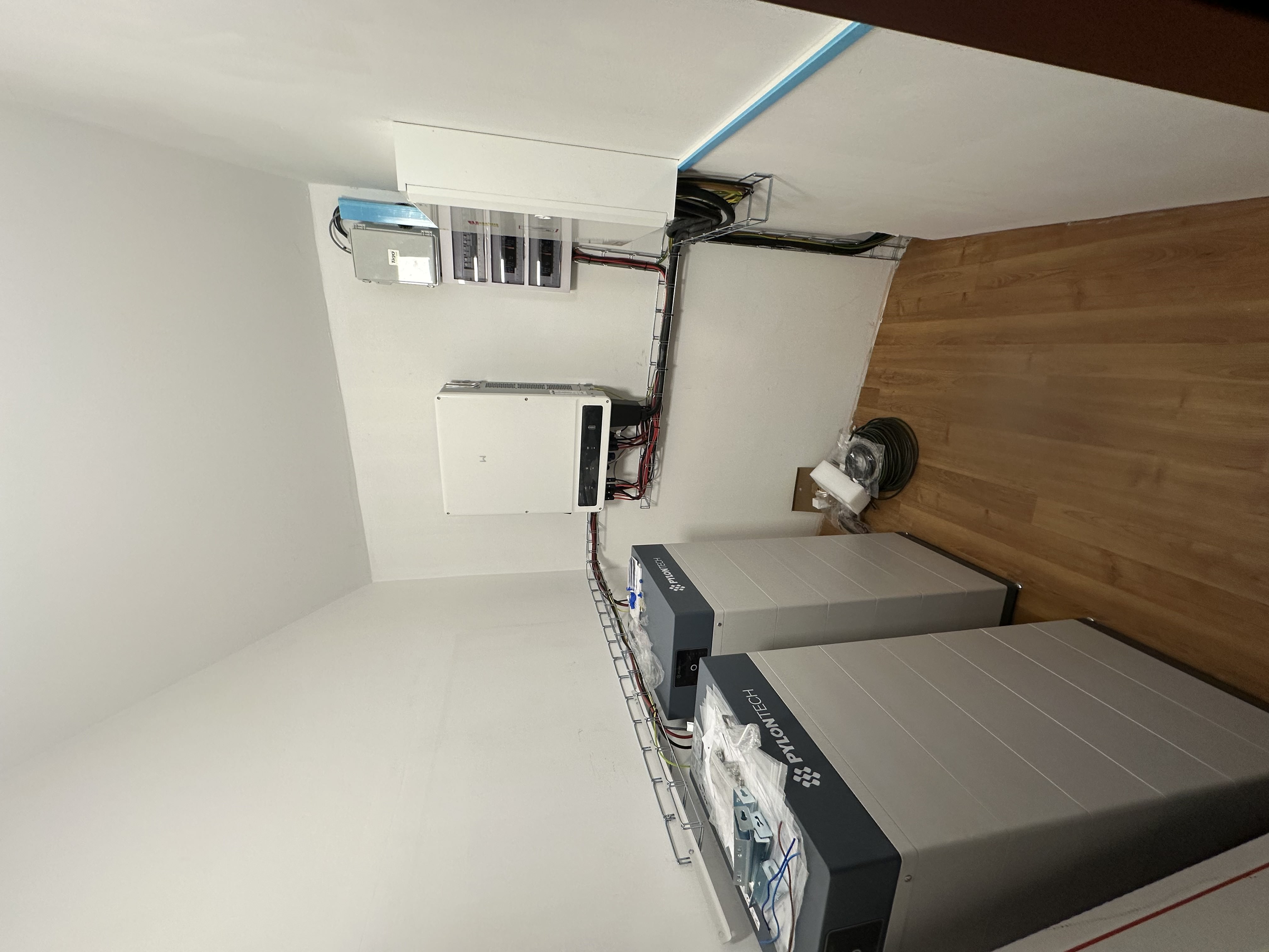 Fotovoltaické panely na střeše domu ve Středočeském kraji