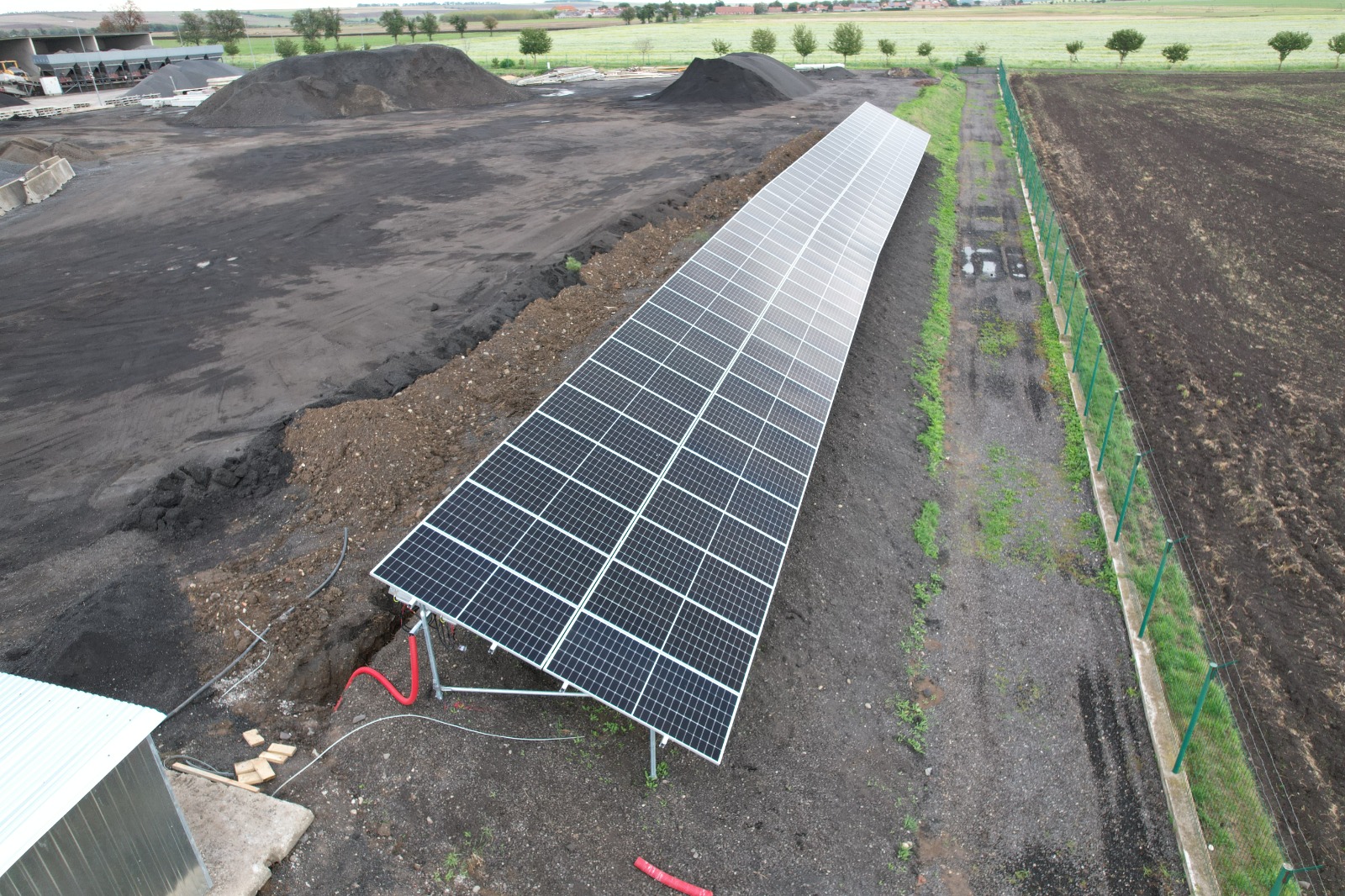 Fotovoltaické panely na střeše domu ve Středočeském kraji