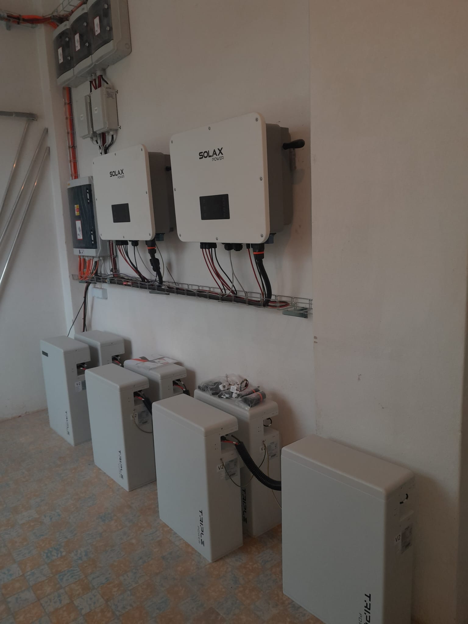 Fotovoltaické panely na střeše domu ve Středočeském kraji